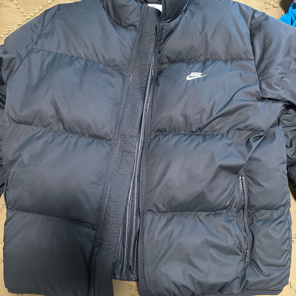 Worn once men’s Nike puffer jacket, size L.